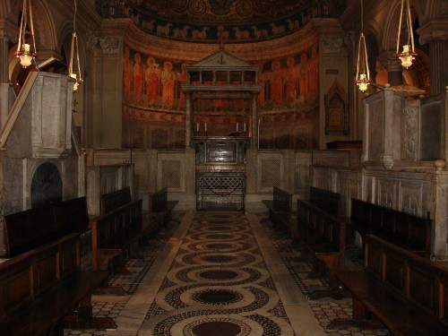 Vista de la zona del presbiterio. Bajo el altar se conservan las reliquias de los Santos Clemente e Ignacio.