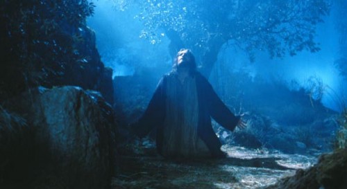 Jesús en agonía en el Huerto de los Olivos. Fotograma de la película "La Pasión" (Mel Gibson, 2004).