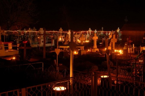 En la noche de Pascua, los cristianos ortodoxos se encuentran con sus difuntos en el cementerio.
