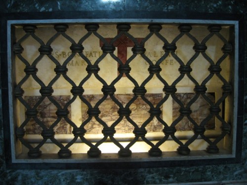 Sepulcro de los Santos Alejo y Bonifacio en su iglesia de Roma (Italia). Aunque no está mencionada, aquí yace también la mártir Teodora.