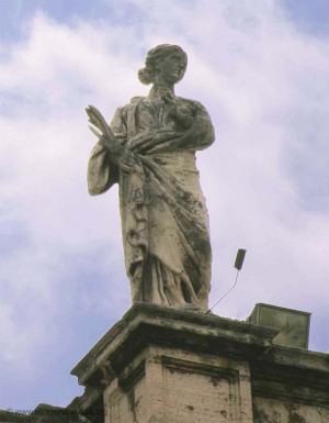 Escultura de la Santa en la balaustrada de la plaza de San Pedro del Vaticano, Roma (Italia). Fuente: www.stpetersbasilica.org
