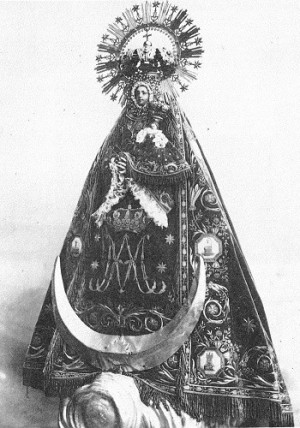 Fotografía antigua de la imagen, anterior a los daños de la guerra.