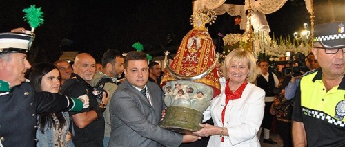 La alcaldesa portando una de las réplicas de la imagen durante la apertura de la feria de Albacete.