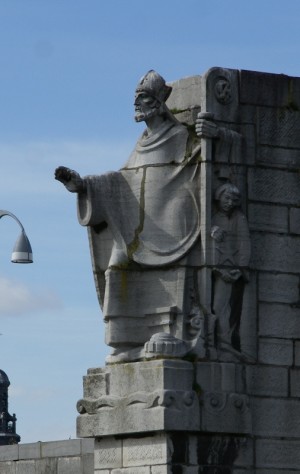Escultura contemporánea del Santo, obra de Charles Vos (1934), en el puente de San Servacio, Maastricht (Holanda).