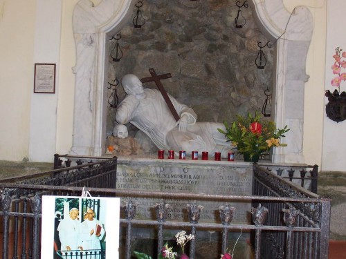Tumba de San Bruno en la Cartuja de Serra (Italia).