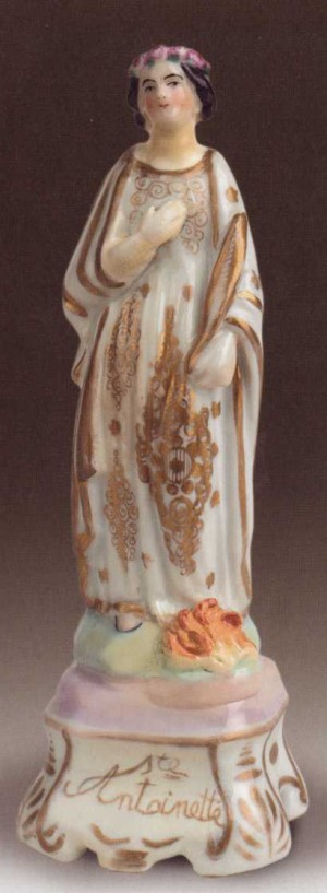 Estatuilla de porcelana de la Santa, llamada aquí "Antoinette" (Antonieta o Antoñita en francés, o sea, Antonina). La hoguera alude a la versión de muerte por fuego. Fuente: http://www.heiligen-3s.nl
