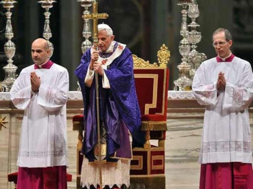 El Papa Benedicto XVI oficiando en Miércoles de Ceniza. 'Obsérvese que los obispos -en este caso, el de Roma- llevan tunicela debajo de la casulla para la celebración de la Eucaristia.