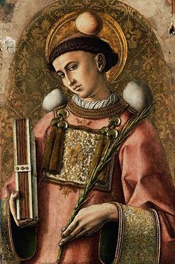 San Esteban, de Carlo Crivelli, donde se observa el amito asomándose por el cuello de la dalmática en la que va revestido.