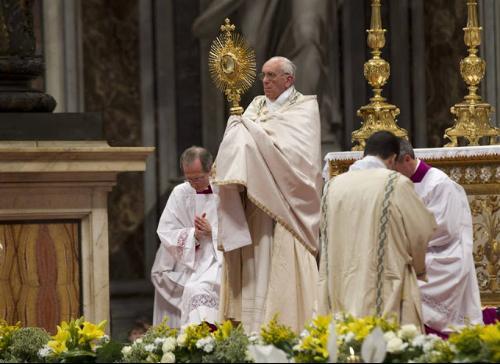 El Papa Francisco dando la bendición con el Santísimo Sacramento, revestido con capa pluvial y encima paño humeral.