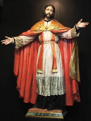 Cristo, sumo y Eterno Sacerdote, obra de Francisco Romero Zafra (2011). Seminario de Córdoba (España). Aparece revestido con alba, estola, cíngulo y capa pluvial.