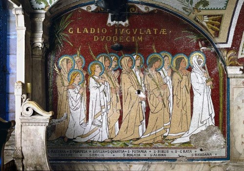 Relación de mujeres que murieron degolladas: de izqda. a dcha. Materna, Helpes, Pompeya, Julia, Emilia, Cuarta, Rogata, Potamia, Biblis, Albina, Grata y Ródana. Cripta de Saint-Nizier, Lyon (Francia).