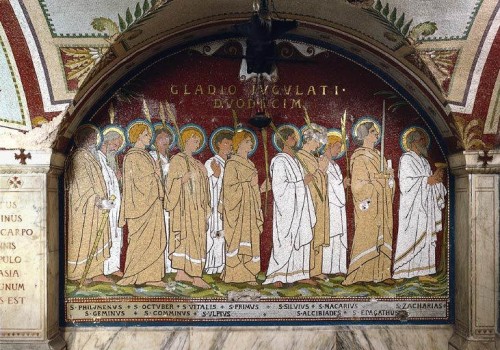 Relación de varones que murieron degollados: de izqda. a dcha. Filomeno, Gémino, Octubre, Comino, Vidal, Ulpio, Primo, Silvio, Alcibíades, Macario, Epagato y Zacarías. Cripta de Saint-Nizier, Lyon (Francia).