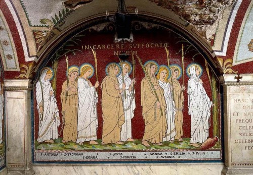 Relación de mujeres que murieron en la cárcel: de izqda. a dcha. Antonia, Trófima, Domna, Justa, Pompeya, Jamnica, Ausonia, Emilia y Julia. Cripta de Saint-Nizier, Lyon (Francia)
