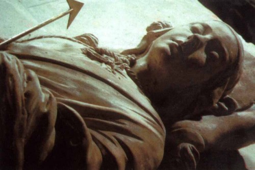 Detalle del sepulcro de Santa Cristina en su basílica de Bolsena, Italia. La imagen yacente es obra de Benedetto Buglioni.