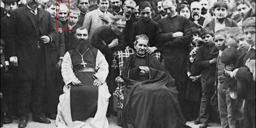 Fotografía de la visita de San Juan Bosco a Barcelona (España). La Venerable aparece remarcada en rojo.