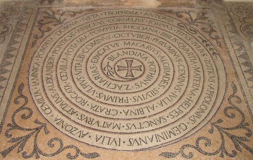 Mosaico con los nombres de los 47 mártires de Lyon y Vienne. Cripta de la iglesia de San Martín de Ainay, Lyon (Francia).