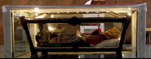 Urna con la figura que contiene los restos de la Beata, vestida con el traje tradicional sardo. Parroquia de Orgosolo, Cerdeña.