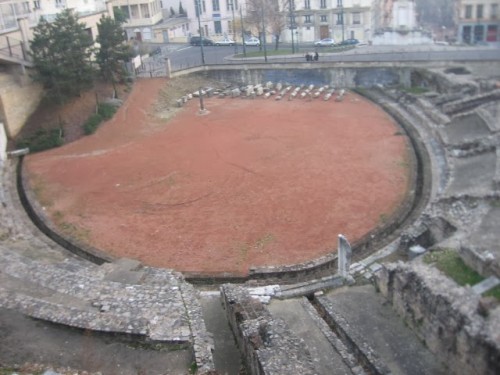 Ruinas del anfiteatro de las tres Galias, en Lyon (Francia). Lugar del martirio de Blandina, Atalo, Póntico, Alejandro, Maturo y Santo. El poste de madera ha sido colocado en la actualidad como memoria a su sacrificio.