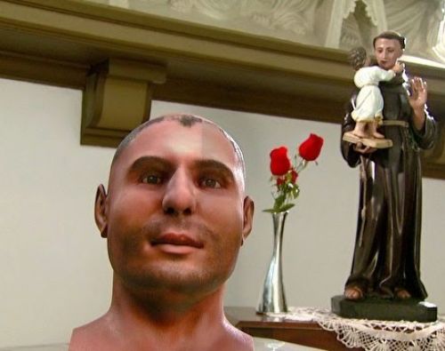 Comparación de dicho rostro con una escultura del santo.