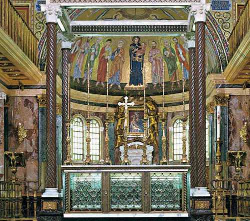 Vista del altar mayor de la iglesia de Santa María de la Paz, Roma (Italia). En el altar está el sepulcro del Santo.