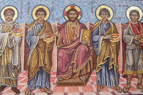 Mosaico neobizantino de los Santos Viatrix, Simplicio, Faustino y Rufiniano, rodeando de izqda. a dcha. a Cristo que imita el fresco paleocristiano original en la catacumba romana de Generosa. Iglesia de los Santos en Hainzell, Fulda (Alemania).