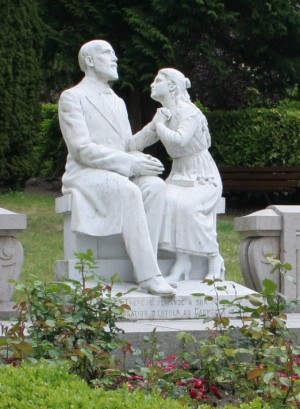 Escultura del Beato con su hija, Santa Teresita, rememorando el momento en que le pidió ingresar en el Carmelo.
