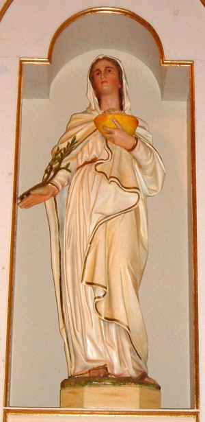 Imagen de Santa Praxedis con sus atributos habituales: esponja y vasija, y uno nada frecuente, la palma del martirio. Iglesia de la Santa en Sherbrooke, Québec (Canadá).