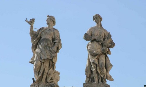 Esculturas de las Santas Praxedis (dcha.) y Pudenciana (izqda.) en la balaustrada de San Pedro del Vaticano, Roma (Italia).