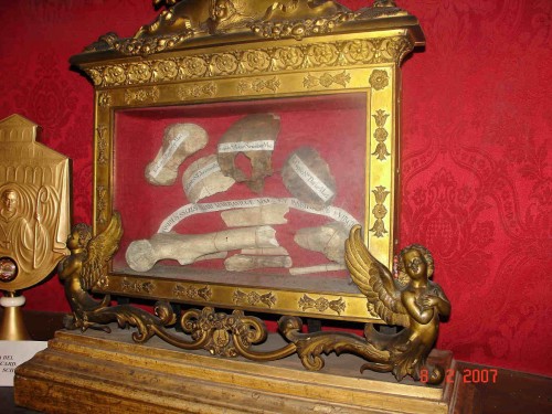 Fragmento del cráneo de la Santa -hueso superior- en la Basílica de San Pablo Extramuros, Roma (Italia).
