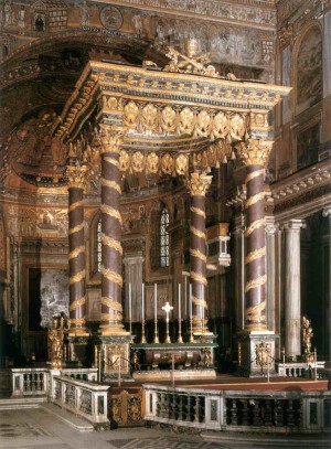 Vista del baldaquino barroco en el altar mayor de la Basílica de Santa María la Mayor, Roma (Italia).