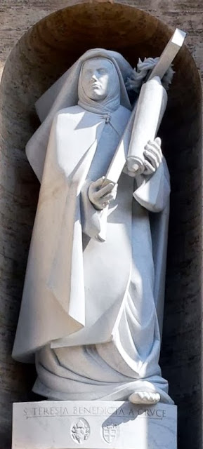 Escultura de la Santa, obra de Wolfgang Bialas (2006). Edith lleva la Torá, símbolo del judaísmo, y la Cruz, símbolo del cristianismo. Basílica de San Pedro del Vaticano, Roma (Italia).