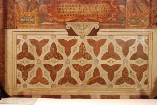 Detalle del sepulcro de la Santa. Basílica de Santa Clara, Asís (Italia). Fuente: http://www.assisisantachiara.it/
