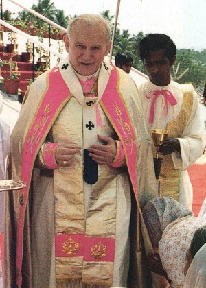 San Juan Pablo II revestido con los ornamentos de Rito Siro-Malabar para celebrar el Divino Qurbana (Santa Misa) en Kottayan (India) el 8 de febrero de 1986.