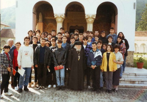 Fotografía del padre Paraian con el Coro Camerata Juventus del Seminario Sacerdotal y la Escuela Pedagógica de Garati. Sambata de Sus, Rumanía, año 1997.