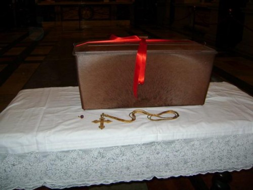 Vista de los restos mortales, de la cruz pectoral y el anillo cardenalicio, despues de la exhumación en el año 2009.