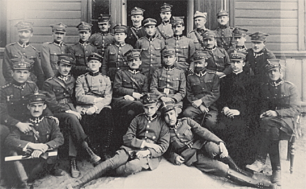 Fotografía del Beato como capellán militar en el campo de entrenamiento de oficiales en Powazki, Polonia.