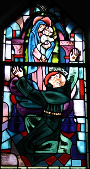 El Beato Juan Duns Scoto ante la Inmaculada Concepción. Vidriera contemporánea en el convento franciscano de París (Francia).