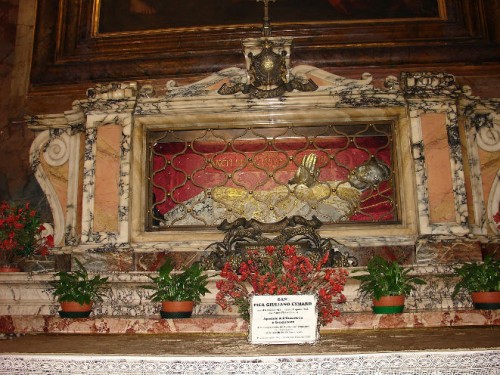Figura yacente que contiene una reliquia del cráneo de San Pedro Julián Aymar. Iglesia de los Santos Claudio y Andrés de los Borgoñones. Roma, Italia.