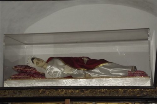 Vista de la urna con la figura que contiene los restos de la Santa. Iglesia de San Francisco de Paula, Longobardi (Italia).