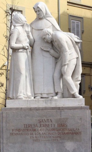 Escultura ante el Asilo de la Comunidad en Valencia, España.