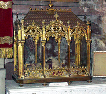 Urna del Santo dentro de la capilla de las reliquias de San Trófimo de Arlés, Francia.