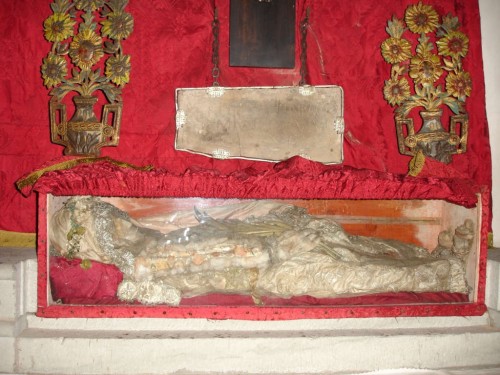 Reliquias y lápida de Santa Amancia, mártir de las catacumbas. Santa Eugenia de Berga, Osona (España).
