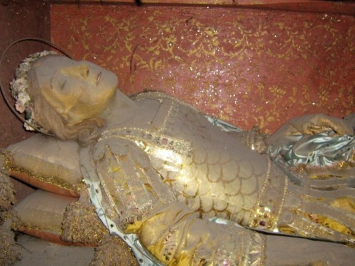 Detalle del busto de la figura que contiene las reliquias de San Feliciano, mártir de las catacumbas venerado en Giugliano, Italia.