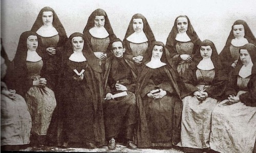 El Venerable con las primeras Hermanitas. A su derecha, S. Teresa Jornet.