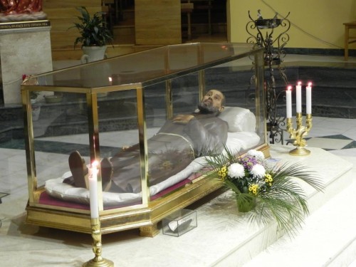 Instalación definitiva de la figura-relicario en el convento-seminario de Onesti (Rumania).