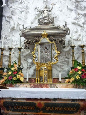 Urna de las reliquias y el Venerable Icono en la Catedral de Vilnius (Lituania).