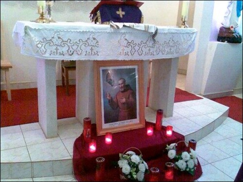 Ceremonia en la parroquia de la Exaltación de la Santa Cruz en Cotnari (Rumania).