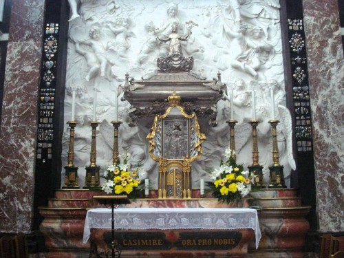 Urna de las reliquias y el Venerable Icono en la Catedral de Vilnius (Lituania).