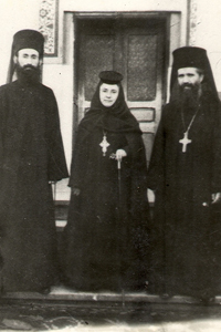 Fotografía del padre Juan Iovan de Recea con la madre Verónica Gurau en el monasterio Vladimiresti.