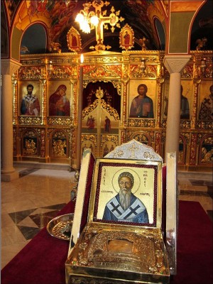 Icono y relicario del cráneo puestos delante del iconostasio del monasterio.